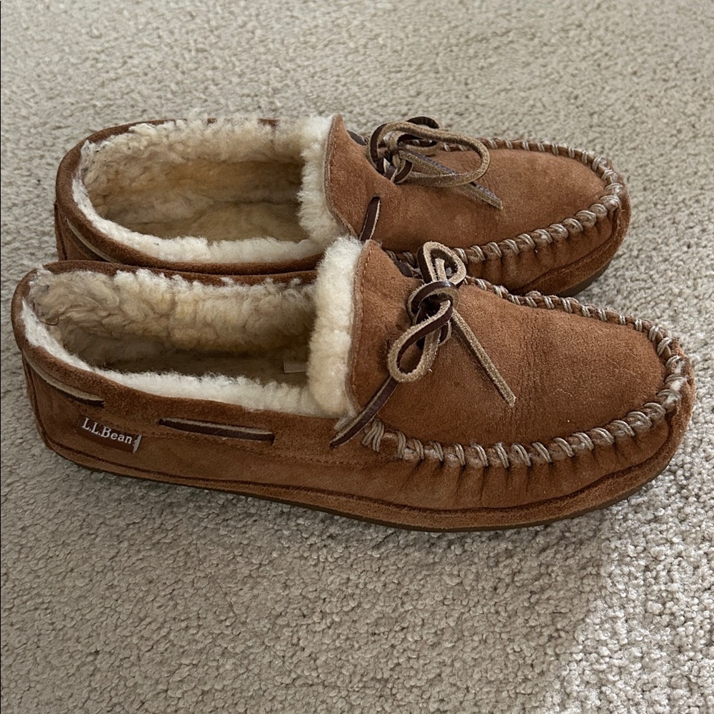 L.L. Bean Tan Shearling Lined Moccasins big kids size 5/ women’s 6.5